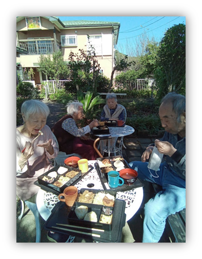 園庭でランチ